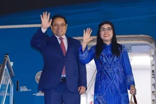 El primer ministro Pham Minh Chinh y su esposa parten Hanói para asistir a la Cumbre del G20 en Brasil y visitar la República Dominicana. (Foto: VNA)