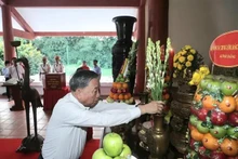 El secretario general del Partido Comunista de Vietnam, To Lam, ofrece incienso en memoria del Presidente Ho Chi Minh. (Foto: VNA)