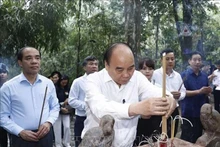 El presidente de Vietnam, Nguyen Xuan Phuc, coloca incienso. (Fotografía: VNA)