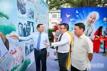 El presidente-editor del periódico Nhan Dan, Le Quoc Minh, presenta la exposición a los delegados.