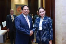Durante su participación en la 44ª y 45ª Cumbre de la Asean y en otras reuniones anexas en Vientián (Laos), el 9 de octubre de 2024, el primer ministro Pham Minh Chinh se reúne con la primera ministra de Tailandia, Paetongtarn Shinawatra. 
