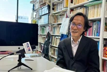 El profesor Shimizu Masaaki, de la Universidad de Osaka, Japón, en la entrevista. (Foto: VNA)