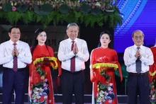 El secretario general del Partido Comunista de Vietnam, To Lam, y delegados en la inauguración de la estatua "El Tío Ho visita su tierra natal". (Foto: VNA)