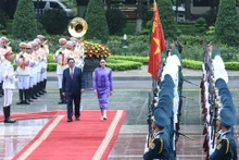 El primer ministro Pham Minh Chinh ofrece una ceremonia de bienvenida a la primera ministra tailandesa, Paetongtarn Shinawatra. (Foto: Nhan Dan)