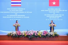 l primer ministro vietnamita, Pham Minh Chinh, y su homóloga tailandesa, Paetongtarn Shinawatra, en la rueda de prensa. (Foto: VGP)