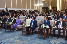 El primer ministro vietnamita, Pham Minh Chinh y su homóloga tailandesa, Paetongtarn Shinawatra, en el foro empresarial. (Foto: Nhan Dan)