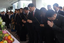 Delegados rinden homenaje al Presidente Ho Chi Minh. (Foto: Nhan Dan)