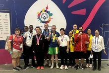 Atleta Nguyen Chau Hoang Phuc (sexto, a la derecha) ganó el oro en bochas (Fotografía: VNA)