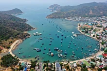 Vinh Hy Bay es una bahía en la comuna de Vinh Hai, distrito de Ninh Hai, provincia de Ninh Thuan, Vietnam, que se ubica a unos 42 kilómetros de la ciudad de Phan Rang - Thap Cham.