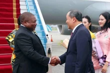 El jefe de la Oficina Presidencial, Le Khanh Hai, recibe al presidente de Mozambique, Filipe Jacinto Nyusi, y su cónyuge en el aeropuerto internacional de Noi Bai, Hanói, el 8 de septiembre de 2024. (Foto: VNA)