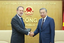 El ministro de Seguridad Pública de Vietnam, To Lam (derecha), recibe al nuevo embajador italiano, Marco Della Seta. (Fotografía: cand.com.vn)