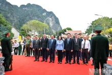 La miembro del Buró Político, secretaria del Comité Central del Partido Comunista de Vietnam y jefa de su Comisión de Organización, Truong Thi Mai, y otros dirigentes ofrecen inciensos en homenaje al Tío Ho en el sitio.