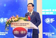 El presidente de la Asamblea Nacional, Vuong Dinh Hue, habla en el evento.