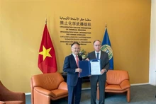 El embajador de Vietnam en Países Bajos, Ngo Huong Nam, y el director general de OPAQ, Fernando Arias. (Fotografía: VNA)