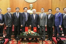 El presidente del Frente de la Patria de Vietnam, Do Van Chien, y el jefe del Comité de Asuntos Económicos de la Conferencia Consultiva Política del Pueblo Chino, Wang Guosheng, y otros delegados en la reunión. (Fotografía: VNA)