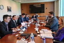 El miembro del Comité Central del Partido Comunista de Vietnam y subjefe de su Comisión de Comunicación y Educación, Lai Xuan Mon, trabaja con el subsecretario de Estado estadounidense Bill Russo en Washington. (Fotografía: VNA)