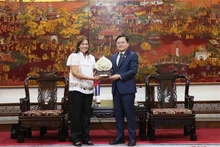 El secretario del Comité Partidista de Bac Ninh, Nguyen Anh Tuan (derecha), entrega un recuerdo a María Mari Machado, vicepresidenta de la Asamblea Nacional del Poder Popular y del Consejo de Estado de Cuba. (Fotografía: VNA)