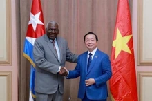 El presidente de la Asamblea Nacional de Cuba, Esteban Lazo Hernández, recibe a Tran Hong Ha, viceprimer ministro de Vietnam (Fotografía: VNA)