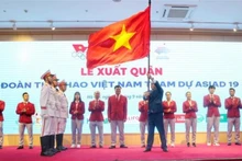 El vicepresidente de la Asamblea Nacional de Vietnam Tran Quang Phuong entrega bandera a la delegación deportiva de Vietnam. (Fotografía: VNA)