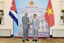 El viceministro primero de Relaciones Exteriores de Cuba, Gerardo Peñalver Portal, y el vicecanciller de Vietnam, Ha Kim Ngoc. (Fotografía: baoquocte.vn)