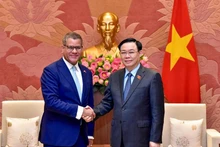 El presidente de la Asamblea Nacional de Vietnam, Vuong Dinh Hue recibe al Alok Sharma, secretario de Estado del Reino Unido y presidente de la COP26.