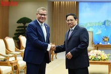 El primer ministro de Vietnam, Pham Minh Chinh, recibe a Alok Kumar Sharma, ministro de la Oficina del Gabinete del Reino Unido y presidente de la COP26.