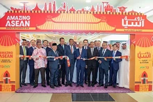 Embajadores de los países de la Asean en Arabia Saudita y representantes de la cadena de supermercados Lulu cortan la cinta para inaugurar el evento. (Fotografía: congthuong.vn)