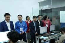 Organizadores animan a los candidatos antes de la ronda clasificatoria nacional. (Foto: hanoimoi.vn)