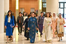 Nguyen Thi Thanh Nga, esposa del presidente de la Asamblea Nacional de Vietnam, y las delegadas en el evento (Foto: Nhan Dan)