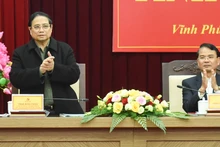 [Foto] Premier vietnamita trabaja con autoridades de provincia de Vinh Phuc