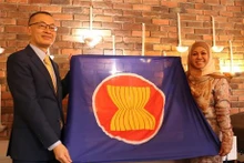 El embajador vietnamita Vu Quang Minh y la embajadora de Brunéi Pengiran Krtini Pengiran Tahir (Foto: VNA)