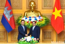 El primer ministro vietnamita, Pham Minh Chinh, y su homólogo camboyano, Samdech Moha Bovor Thipadei Hun Manet. 