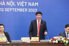 El secretario general de la Asamblea Nacional de Vietnam (ANV) y jefe de la Oficina parlamentaria, Bui Van Cuong, habla en la rueda de prensa.