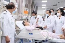 El primer ministro, Pham Minh Chinh, visita a las víctimas del incendio que reciben tratamiento en el Hospital Bach Mai (Fotografía: VNA)
