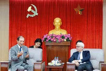 Nguyen Van Loi, secretario del Comité del Partido de la provincia de Binh Duong (derecha) y Nomoto Hirofumi, presidente del Grupo Tokyu de Japón (Fotografía: baobinhduong.vn)