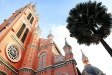 Belleza única de “iglesia rosa” con estilo romano en Vietnam