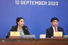 La representante de la Secretaría de la UIP, Zeina Hilal, habla en la rueda de prensa. (Fotografía: VNA)
