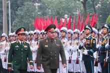 El general Phan Van Giang, ministro de Defensa de Vietnam y el mayor general Khrenin Viktor Gennadievich, ministro de Defensa de Belarús. (Fuente: VNA)