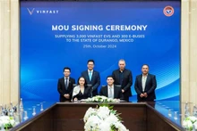Firma del memorando de entendimiento entre el Grupo VinFast y el Sindicato de Choferes del estado de Durango (Foto: VNA)