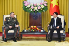 El presidente vietnamita, Luong Cuong (derecha), conversa con el ministro de Defensa de Belarús, Khrenin Viktor Gennadievich (Foto: Nhan Dan)