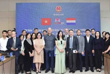 La vicecanciller vietnamita Le Thi Thu Hang y delegados (Foto: baoquocte.vn)