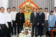 El viceprimer ministro vietnamita Tran Luu Quang visita y felicita con motivo de la Navidad a la Catedral de Diócesis de Phan Thiet. 