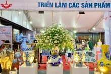 Exhiben productos ceramicos de Bat Trang en el evento.