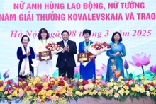 Minh Chinh entrega los premios Kovalevskaia 2024 a las ganadoras. (Foto: Nhan Dan)