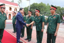 El presidente de la Asamblea Nacional de Vietnam, Tran Thanh Man, y representantes de la Región Militar 9. (Foto: VNA)