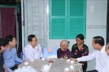 El presidente de la Asamblea Nacional, Tran Thanh Man, visita a la heroica madre vietnamita Tran Thi Hai en el distrito de Cai Rang, ciudad de Can Tho. (Foto: VNA)