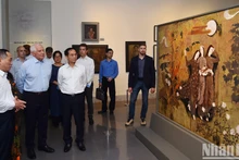 El canciller vietnamita, Bui Thanh Son, el vicepresidente de la CE y alto representante de la Unión Europea para Asuntos Exteriores y Política de Seguridad, Josep Borell Fontelles, visitan el Museo de Bellas Artes de Vietnam. 