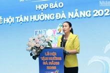 Nguyen Thi Anh Thi, vicepresidenta del Comité Popular de la ciudad de Da Nang, habla en la conferencia de prensa.