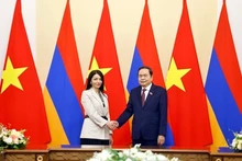 El presidente de la Asamblea Nacional vietnamita, Tran Thanh Man y Hasmik Hakobyan, presidenta del Grupo Parlamentario de Amistad Armenia-Vietnam (Foto: VNA)