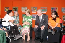  El rey Felipe y la reina Matilde de Bélgica se reúnen con víctimas adolescentes del Agente Naranja/dioxina. (Foto: VNA)
